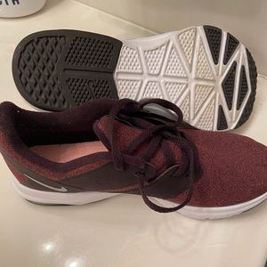 Women’s Nikes size 7